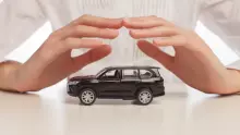 Investir em segurança e comparar cotações são passos essenciais para economizar no seguro auto.