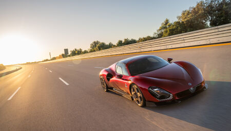 A Alfa Romeo diz que o supercarro foi capaz de atingir 334 km/h e ir de zero a 100 km/h em menos de 3,0 segundos.