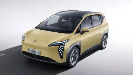 O Aion Y 2025 combina design futurista, amplo espaço interno e autonomia de 318 km. Imagem: GAC.