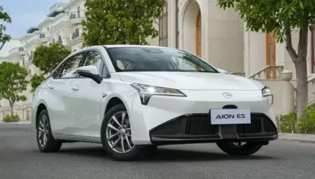 Design aerodinâmico, com linhas elegantes e faróis em LED. Imagem: GAC Brasil.