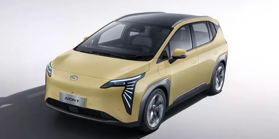 O Aion Y 2025 combina design futurista, amplo espaço interno e autonomia de 318 km. Imagem: GAC.