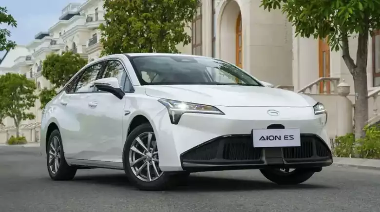 Design aerodinâmico, com linhas elegantes e faróis em LED. Imagem: GAC Brasil.