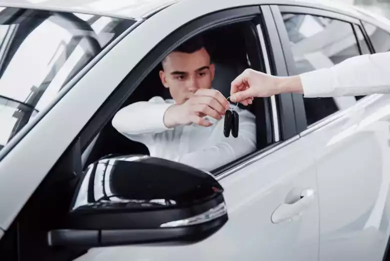 Antes de comprar um veículo, peça ao vendedor para fazer um test drive.