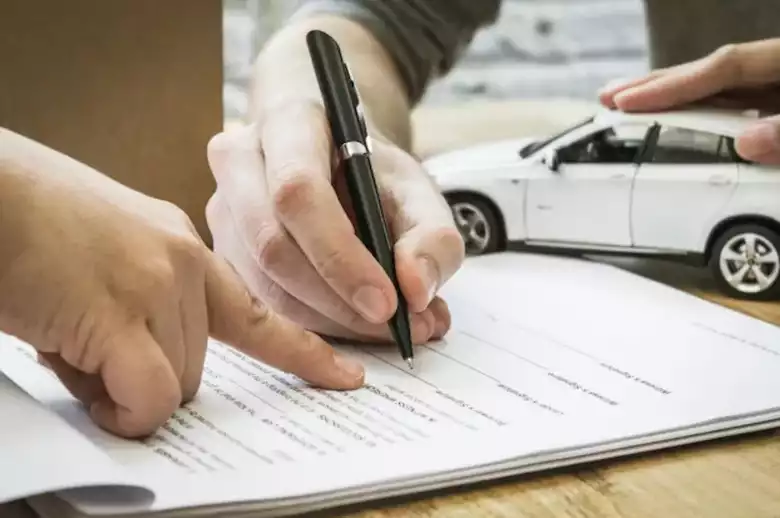 Documentos em mãos são essenciais para garantir a transferência do veículo.
