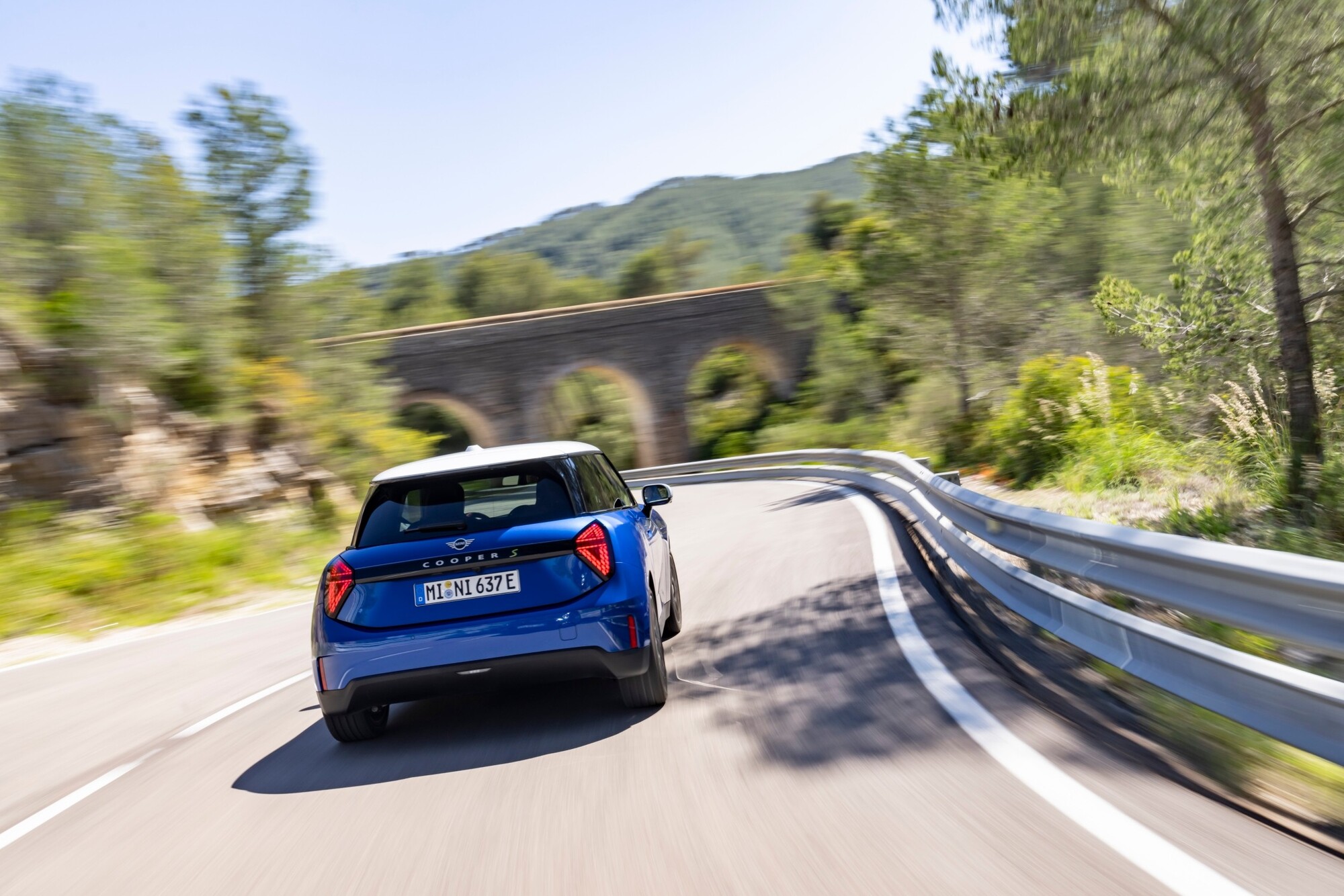 MINI Cooper SE tem 218 cv de potência 330 Nm de torque, fazendo de 0 a 100km/h em 6,7s