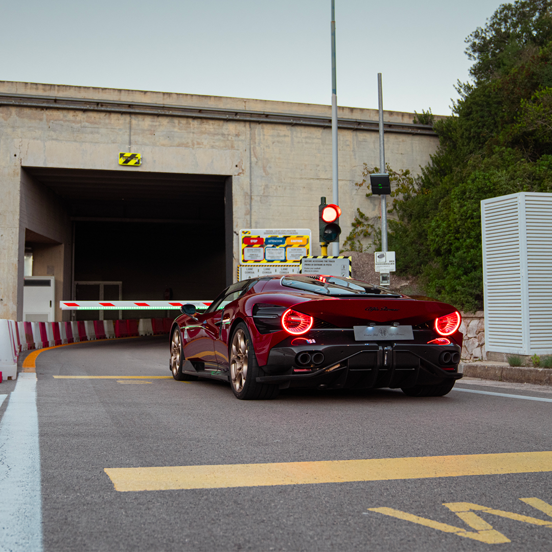 No circuito de Nardò, nova Alfa Romeo 33 Stradale que terás apenas 33 unidades produzidas, é testada 03