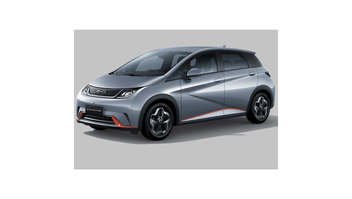 BYD Doplhin mini na cor prata visto de frente e lateral esquerda