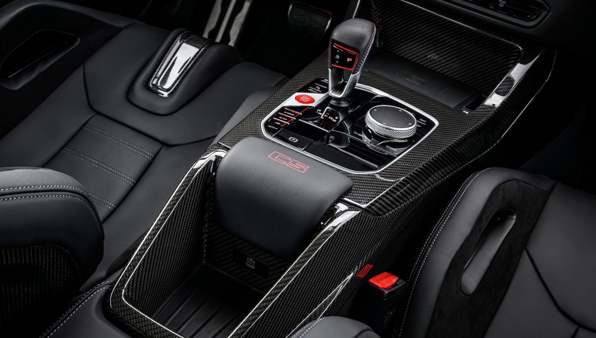 Console central da BMW M2 CS onde aparece alavanca de câmbio sequencial de 8 velocidades