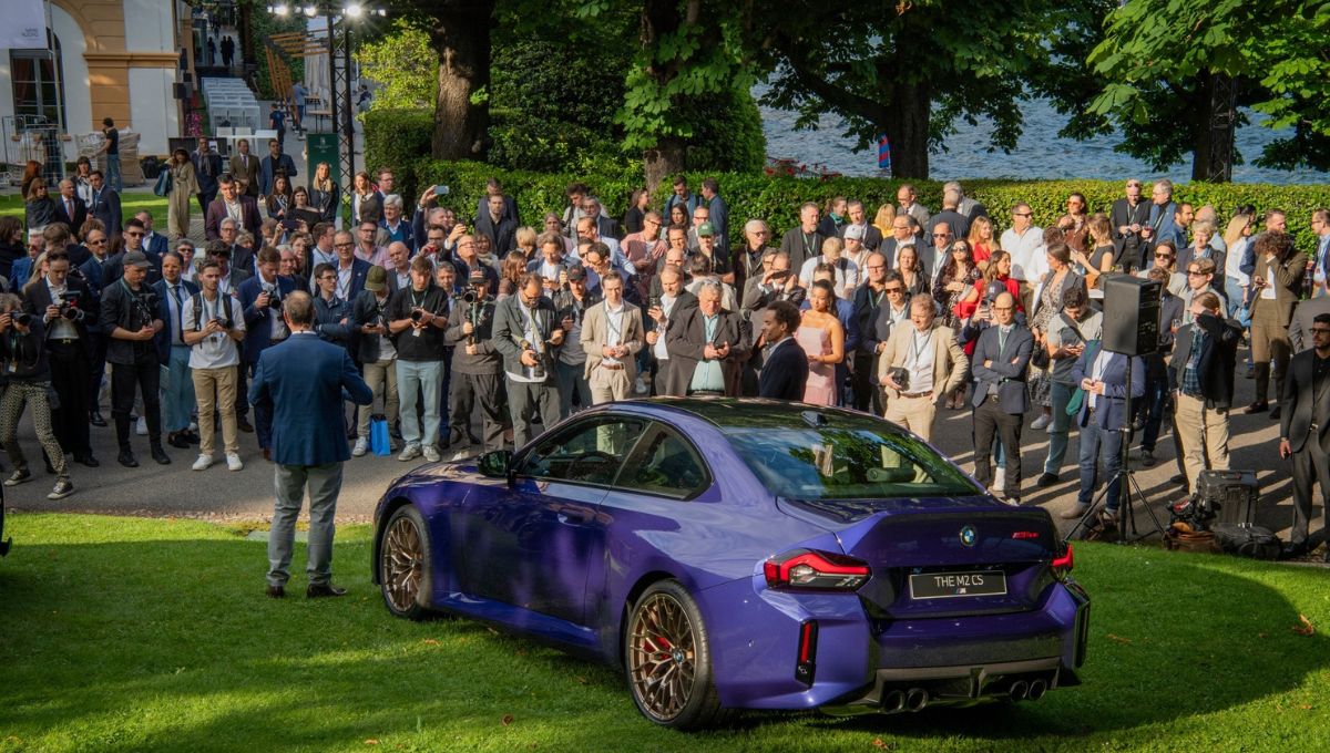 Evento de lançamento do BMW M2 CS onde ele aparece cercado por entusiastas, jornalistas e personalidades