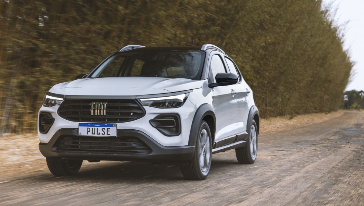 Fiat pulse em alta velocidade numa estrada ladeada de arvores e vegetação