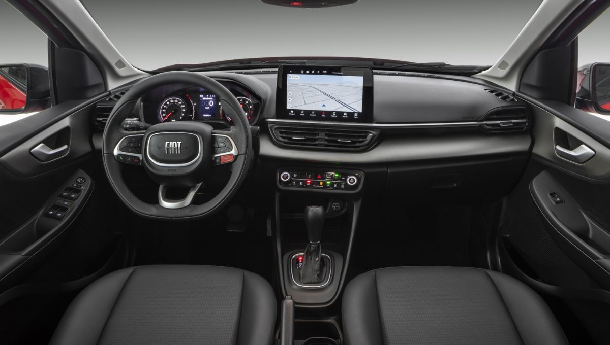 Painel do Fiat Pulse mostrando detalhes como multimídia, volante e cambio
