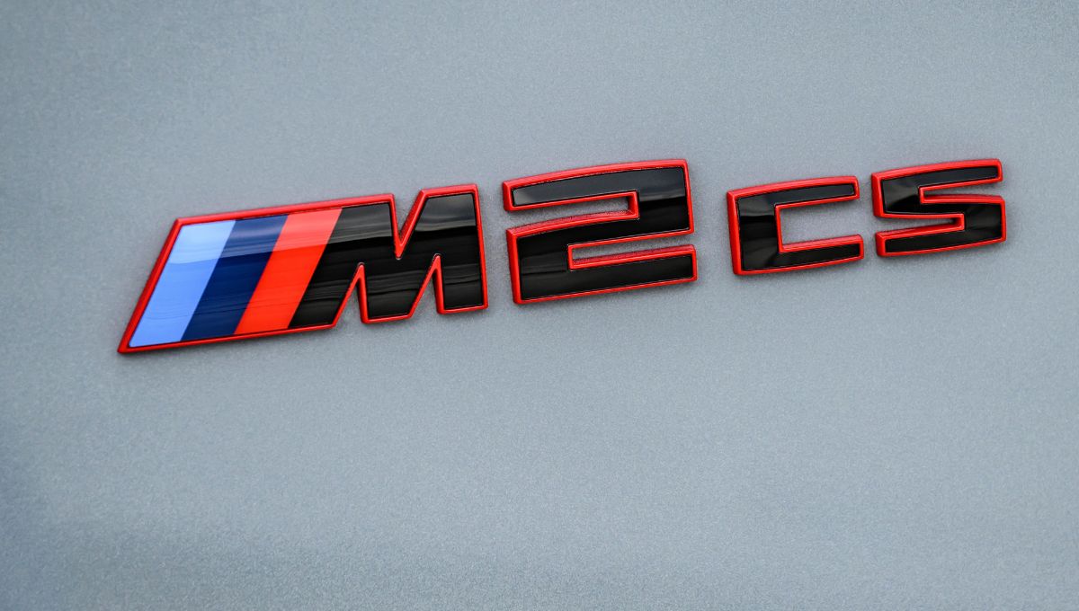 logotipo personalizado nas cores vermelho, azul e preto do BMW M2 CS