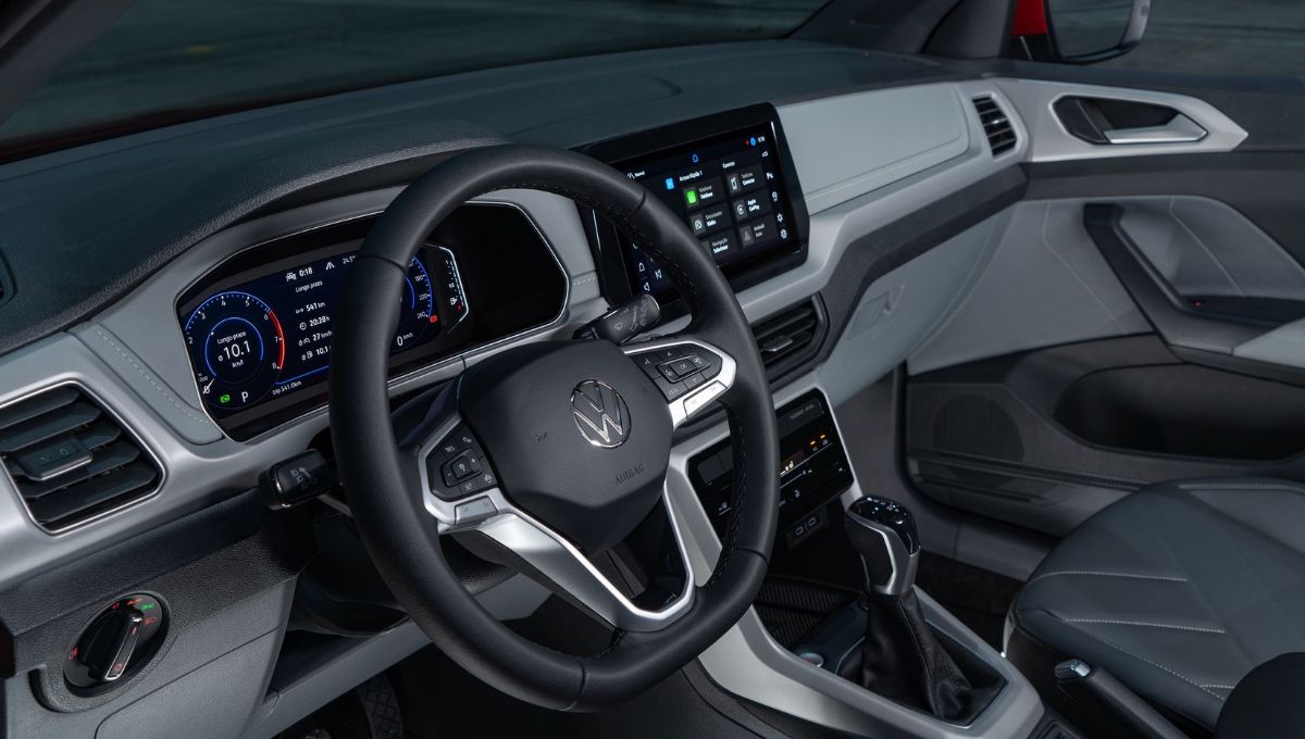 o painel do Volkswagen T-Cross onde se destacam o volante a acentral multimídia