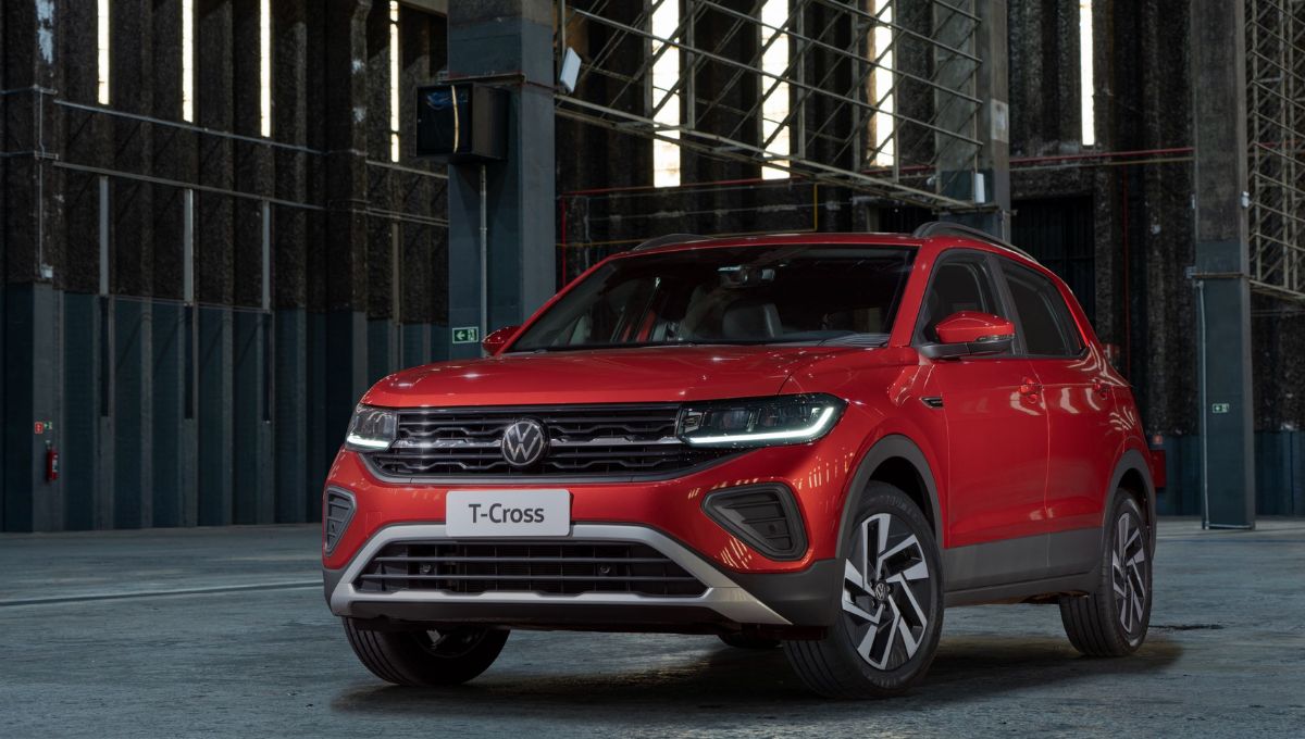 T-Cross vermelho de frente dentro de uma espécie de galpão