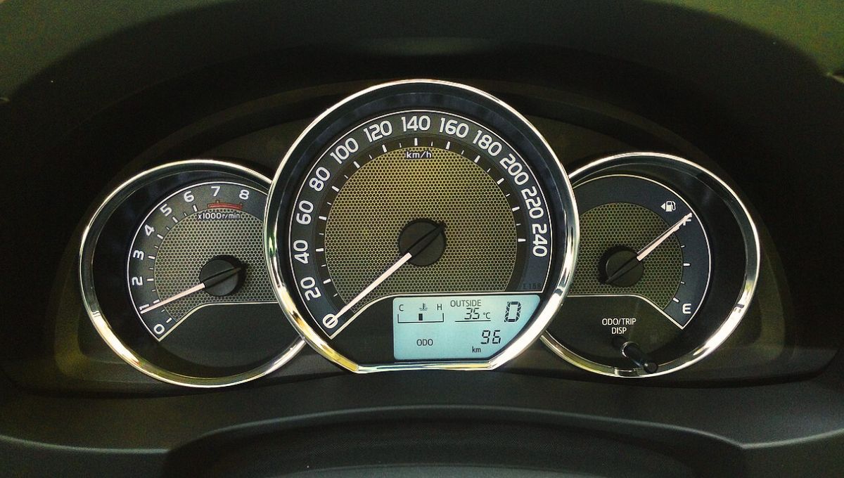 Velocímetro, RPM, e medidor de temperatura do motor do Toyota Corolla 2016 modelo Altis