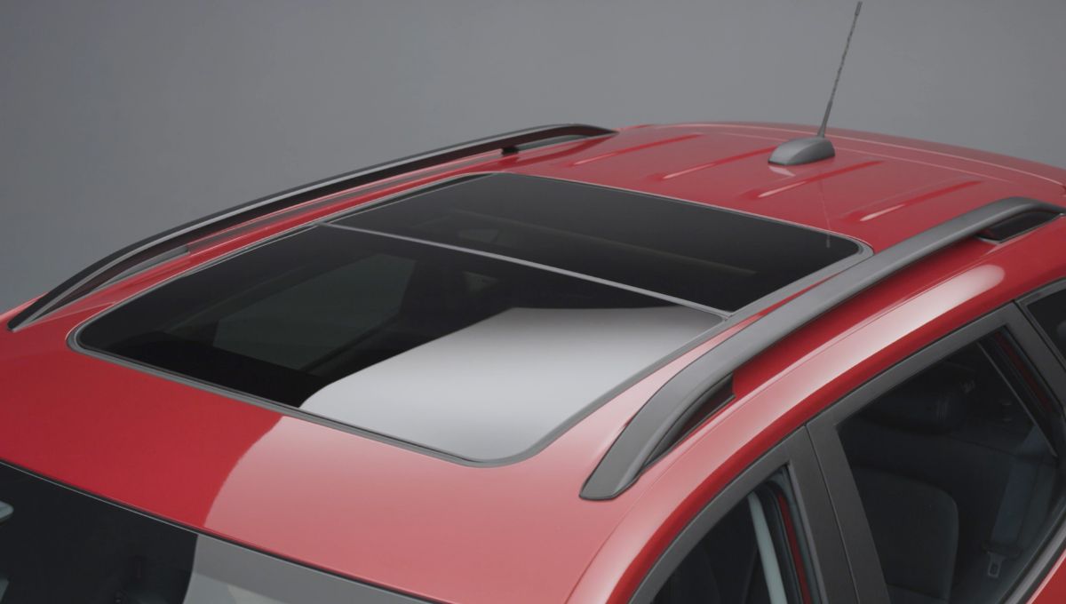 Destaque para o teto solar do Chevrolet Tracker aqui na cor vermelha