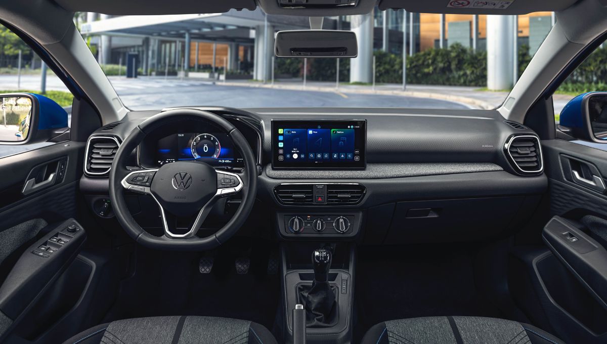 Painel do VW Tera mostrando detalhes como o volante, multimídia e ar-condicionado