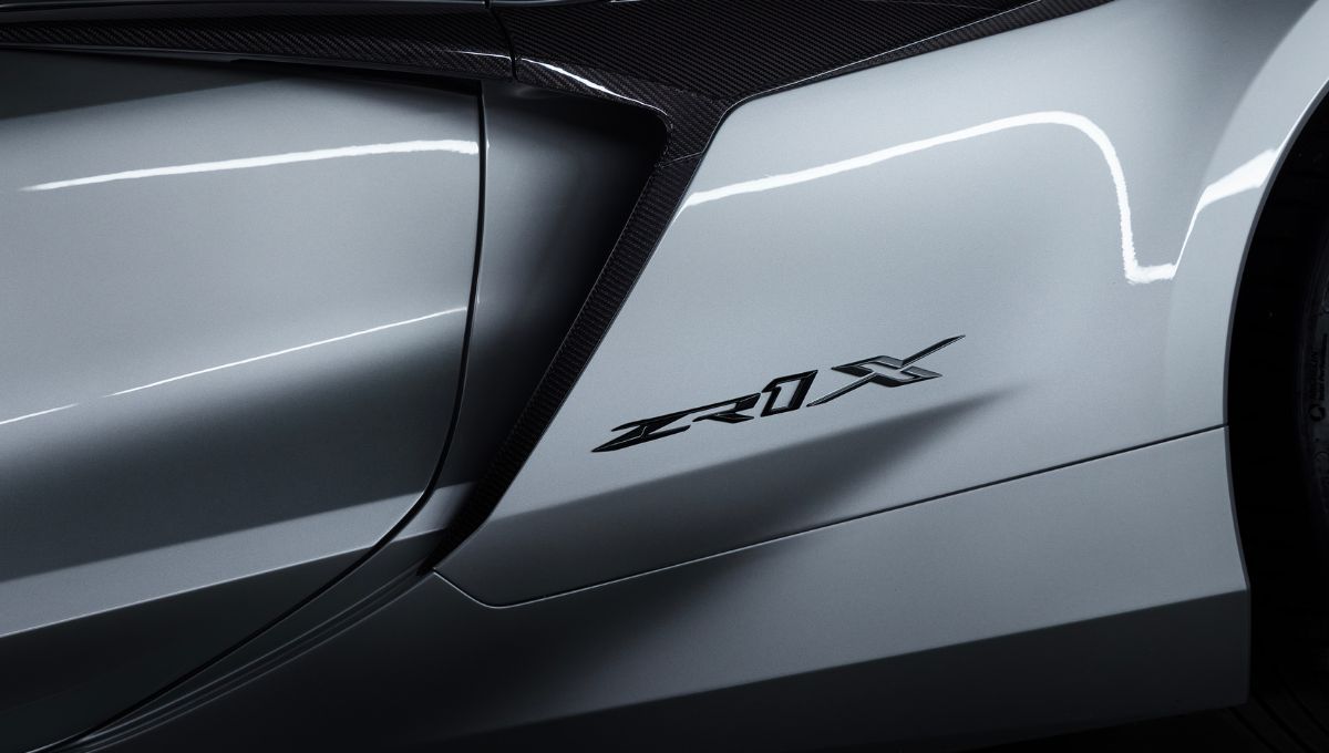 Detalhe da lateral do Corvette, onde aparece o nome do modelo e uma entrada de ar