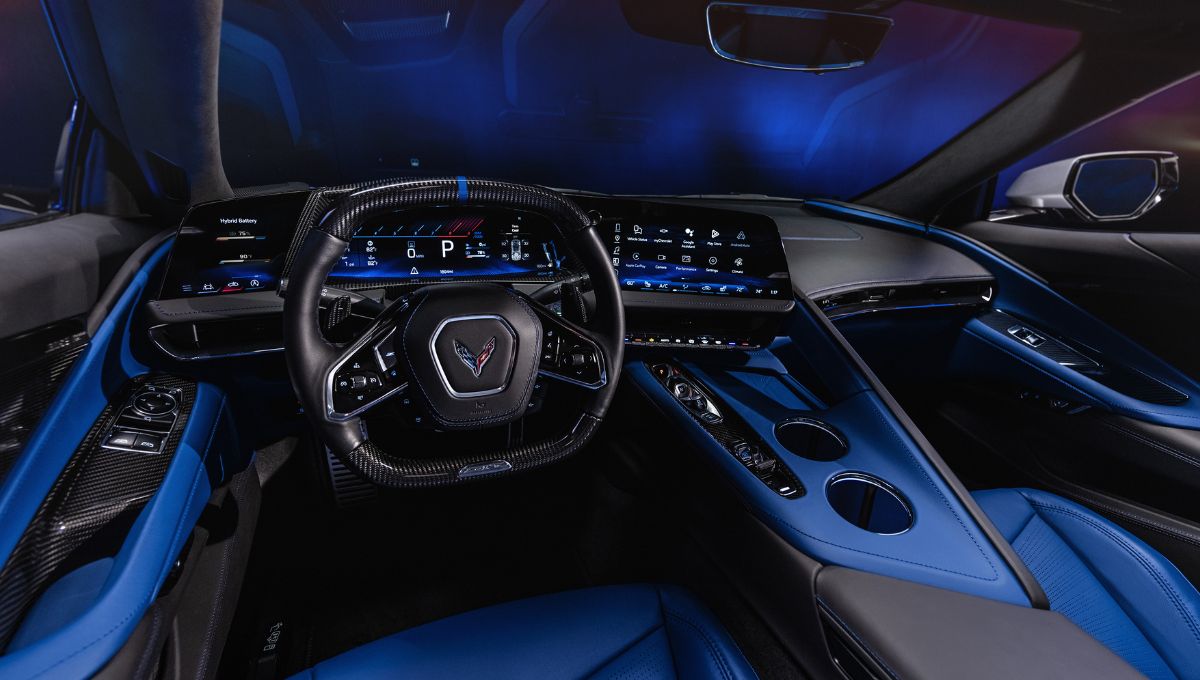 painel do Corvette onde se destacam tres telas que se integram, ao mesmo tempo em que dão a aparencia de um painel de avião