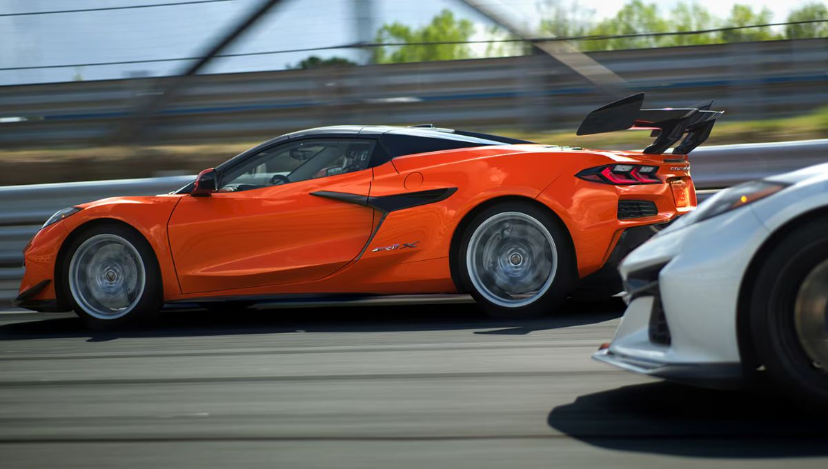Dois corvettes de perfil, supostamente em alta velocidade, um branco e outro laranja que está a frente