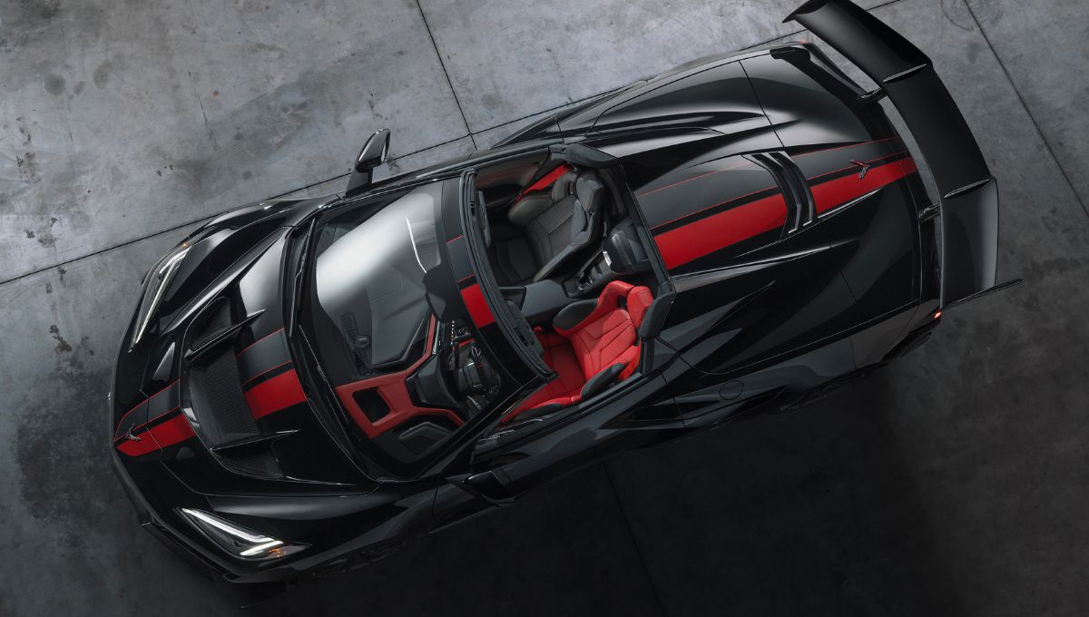  foto de cima do Corvette na cor preta, numa versão conversível onde aparecem detalhes do interior do carro
