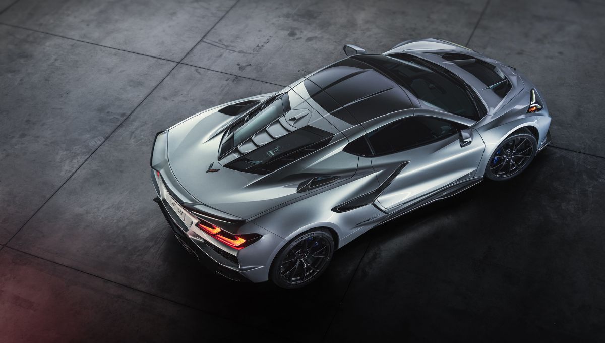  foto de cima do Corvette na cor prata, onde todos os detalhes esportivos aparecem